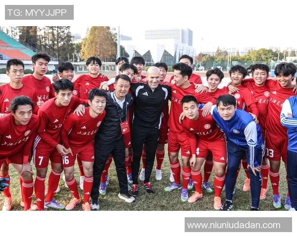 中老年足球明星同框合照高清展现岁月风采与球场魅力 中老年足球明星同框合照高清展现岁月风采与球场魅力